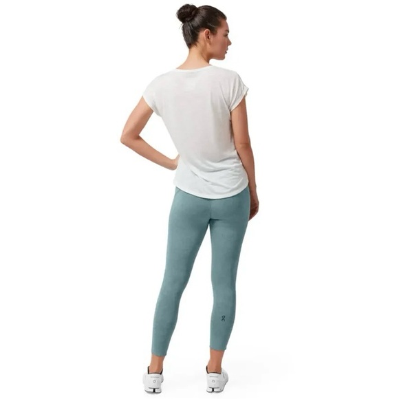 NWT On Cloud Running Active-T Flow Quick-drying Athletic Shirt White size Medium - Picture 2 of 10